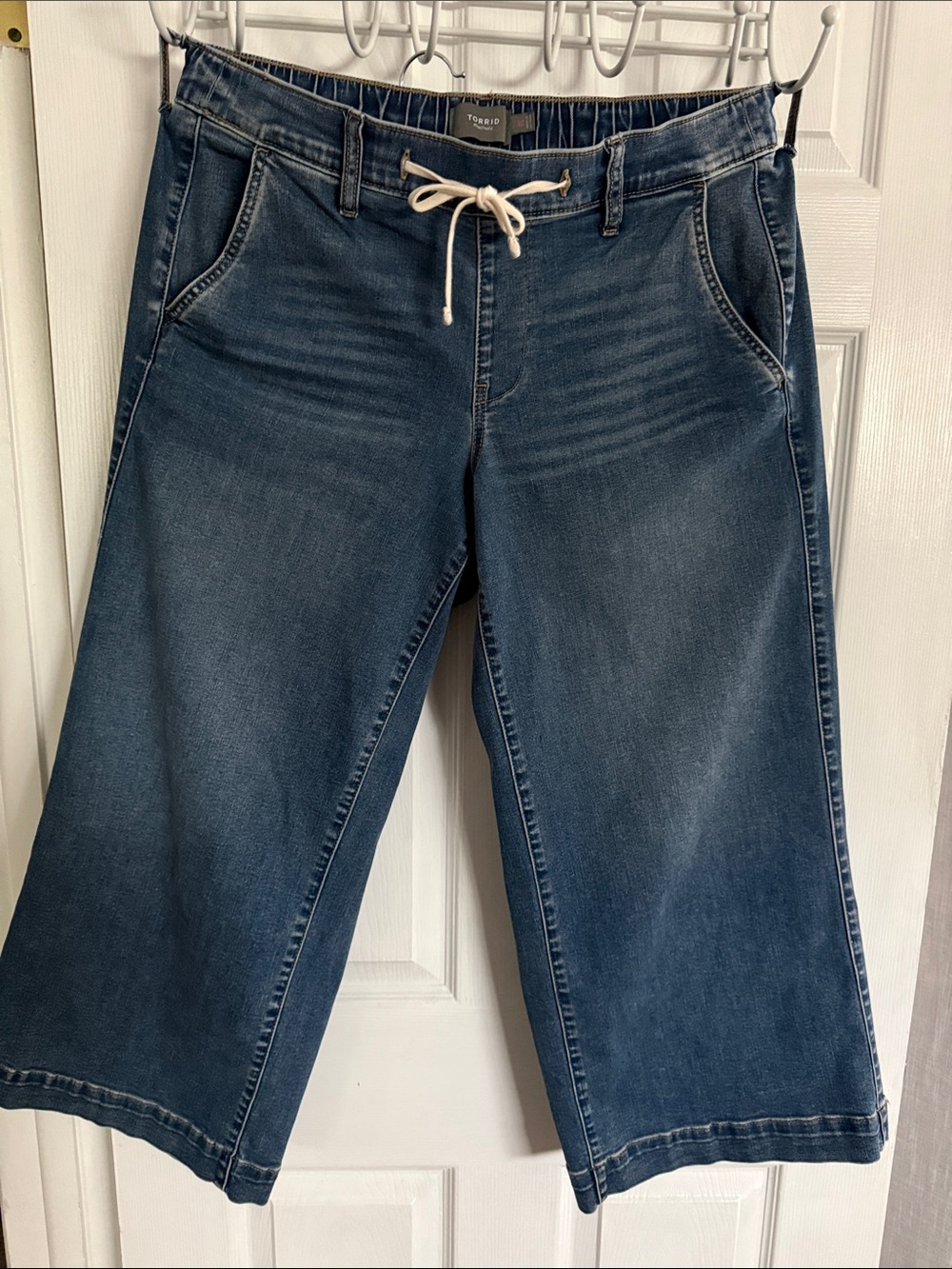Torrid Cropped Weekend Mid-Rise wide Leg Jeans size 00